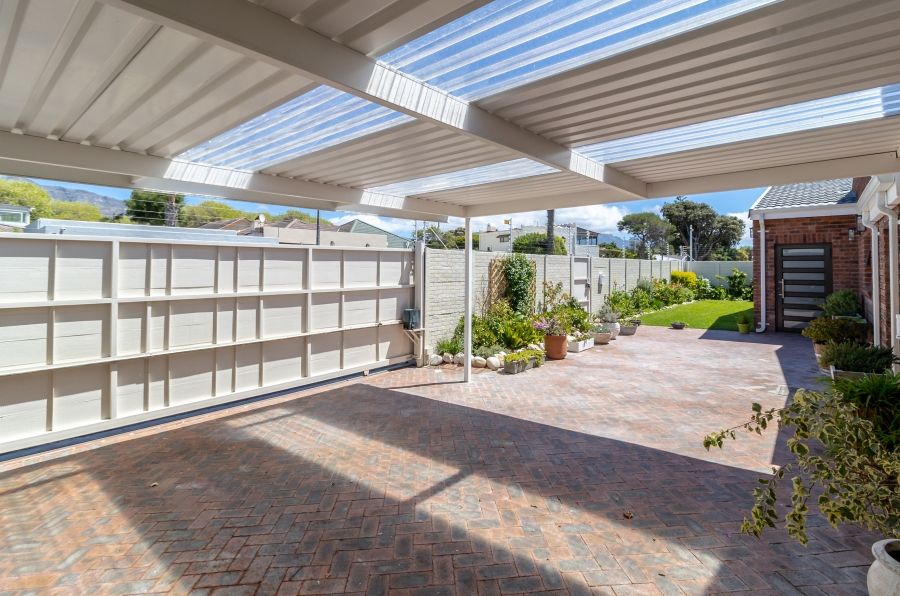 4 Bedroom Property for Sale in Kirstenhof Western Cape